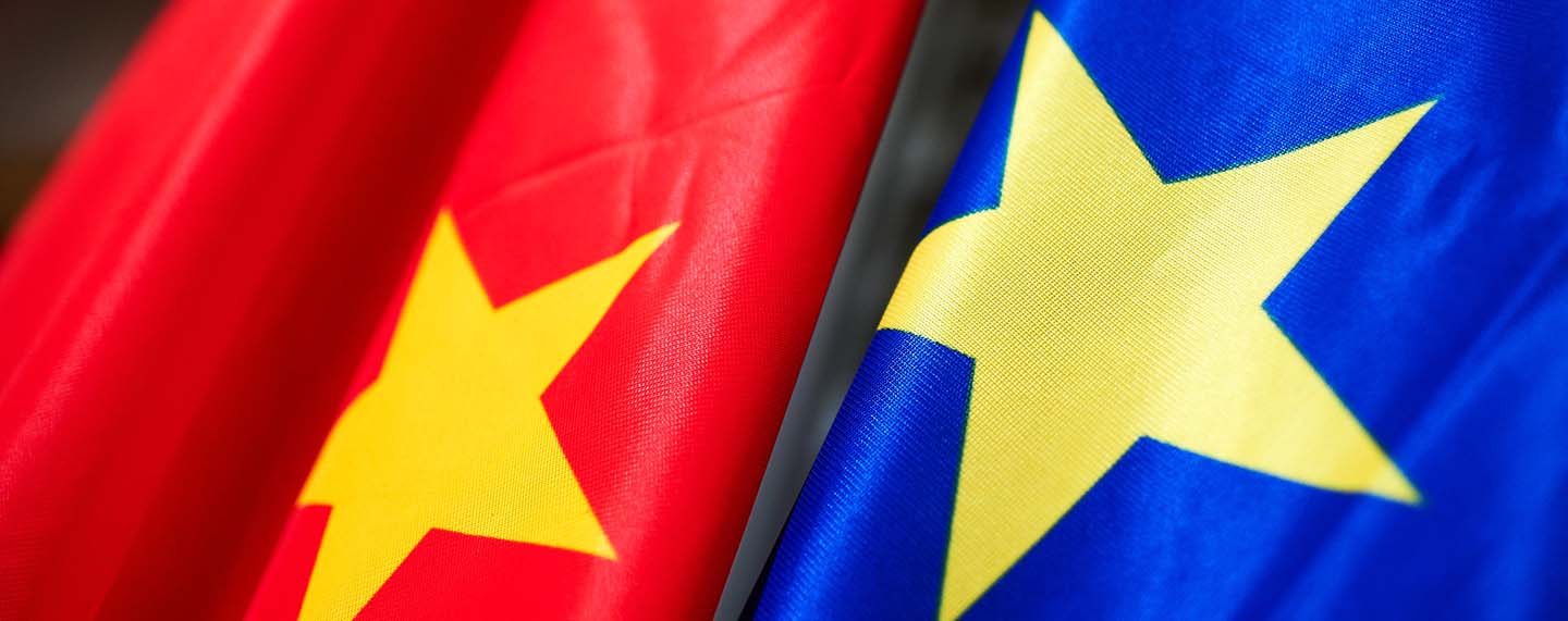 Detalle de las banderas de China (a la izquierda) y de la Unión Europea (a la derecha) donde se destaca la estrella amarilla en cada una de ellas. Geopolítica
