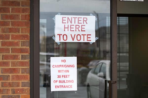 Cartel en un colegio electoral de las elecciones primarias en Estados Unidos durante un Supermartes. Foto: Jacqueline Nix / Getty Images