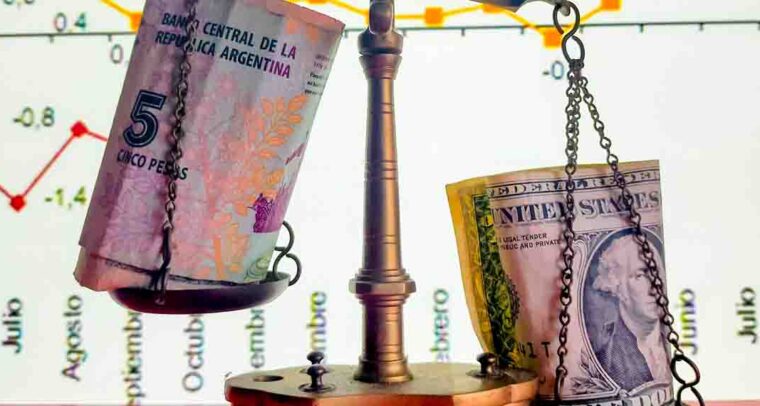 Detail of a balance scale holding Argentine pesos and dollars in their saucers. Background: Screen with timeline of the rise and fall of the stock market.