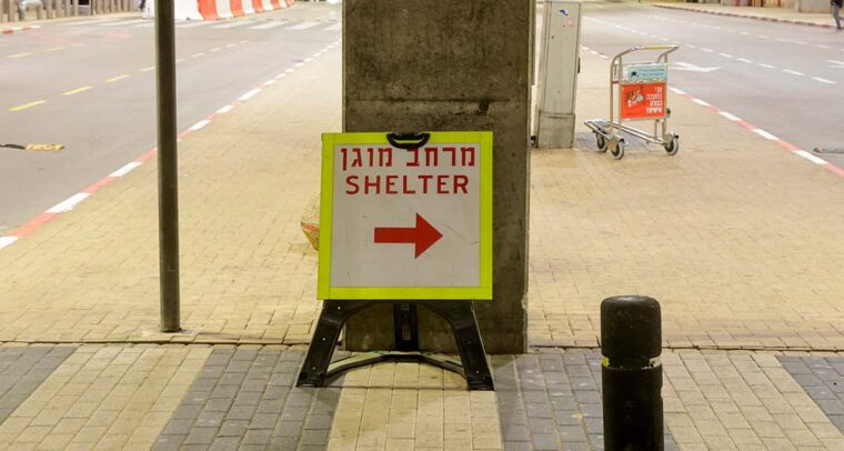 Una vista de la entrada vacía del aeropuerto y la señal de refugio como Israel cerró su espacio aéreo a todos los vuelos nacionales e internacionales entre 01.00-07.00 a.m. fueron cancelados después de Irán lanzó el ataque contra Israel, en el aeropuerto Ben Gurión en Tel Aviv, Israel el 14 de abril de 2024.