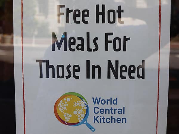 Poster de la organización World Central Kitchen en Washington D.C (EEUU). Foto: Elvert Barnes (Wikimedia Commons / CC BY-SA 2.0)
