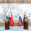 Serguéi Lavrov, ministro de Asuntos Exteriores de Rusia, y Wang Yi, ministro de Asuntos Exteriores de China, durante la rueda de prensa conjunta del pasado 9 de abril. Foto: © Ministerio de Asuntos Exteriores de la Federación de Rusia