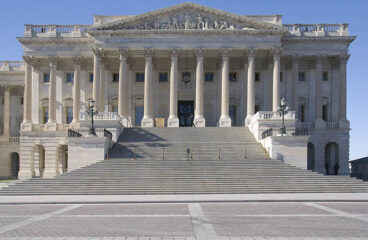 Entrada al ala del Senado en el Capitolio de EEUU en Washington D.C. Foto: Ron Cogswell (CC BY 2.0 Deed)