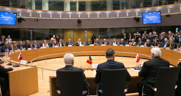 Representantes del Consejo de la Unión Europea en el reunidos para la firma de PESCO.