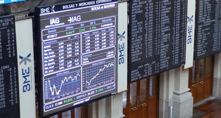 Interior of the Madrid Stock Exchange Palace in 2017. Background: Screens showing the stock market situation.