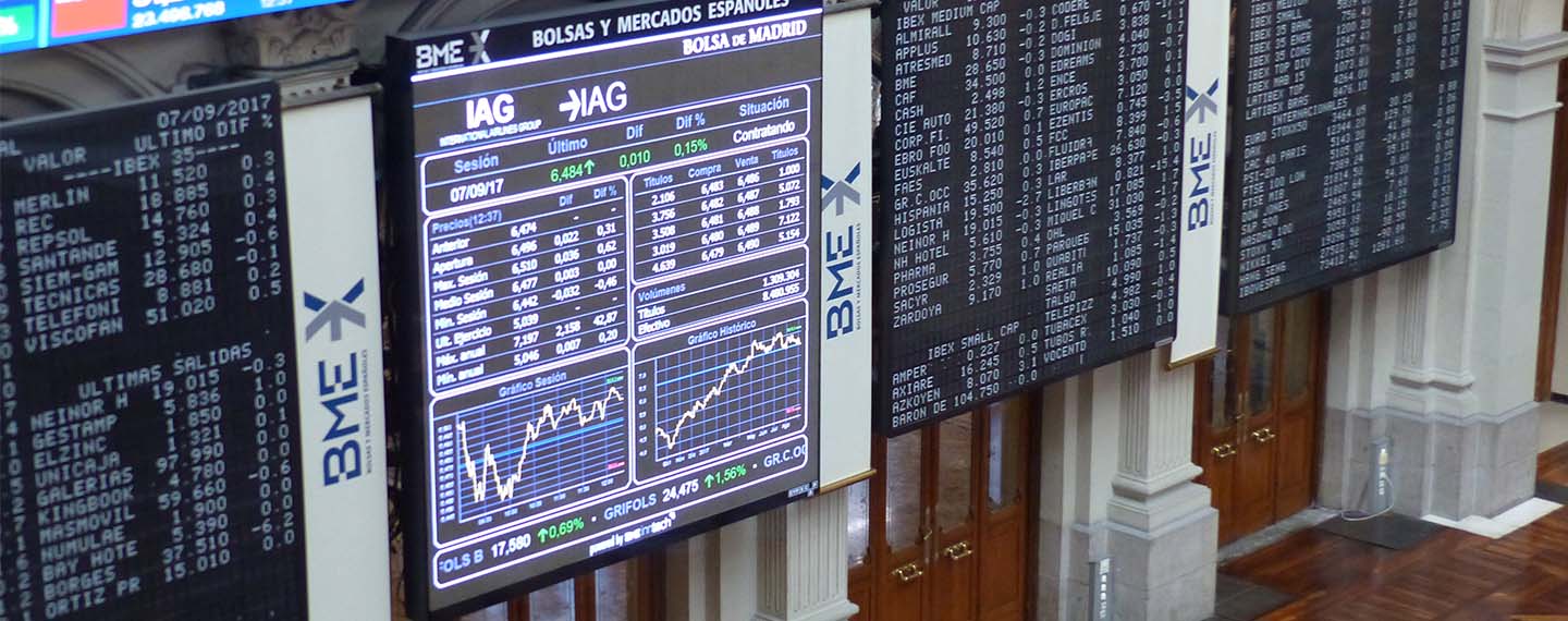Interior of the Madrid Stock Exchange Palace in 2017. Background: Screens showing the stock market situation.