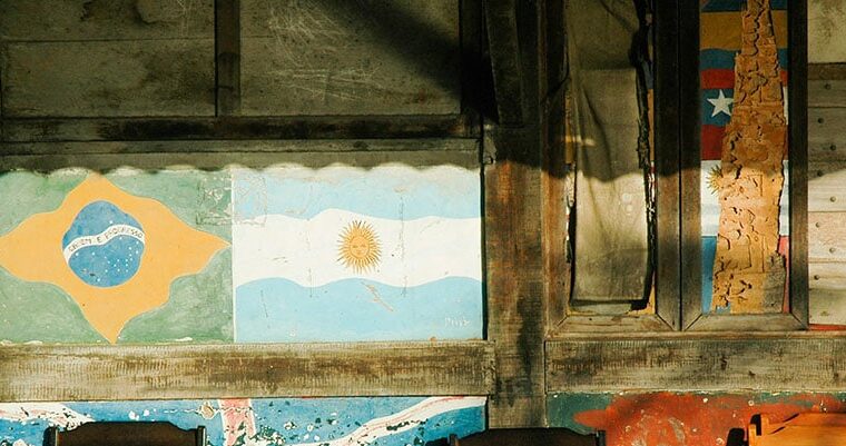 Mural con representación de varias banderas de países de América Latina, en Río de Janeiro (Brasil).