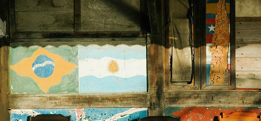 Mural con representación de varias banderas de países de América Latina, en Río de Janeiro (Brasil).