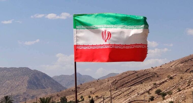 Bandera iraní sobre un yacimiento arqueológico en Bishapur (Irán).