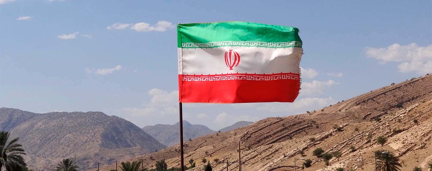 Bandera iraní sobre un yacimiento arqueológico en Bishapur (Irán).