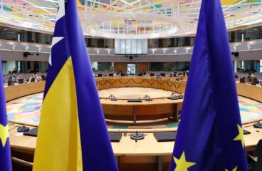 Banderas de la Unión Europea y de Bosnia y Herzegovina en Bruselas, julio de 2021.