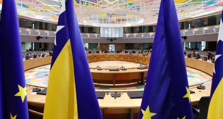 Banderas de la Unión Europea y de Bosnia y Herzegovina en Bruselas, julio de 2021.