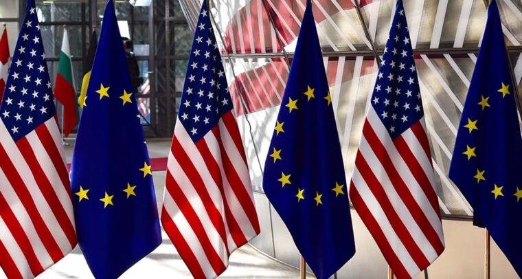 Banderas de la Unión Europea y Estados Unidos en Reunión de dirigentes UE-EEUU de 2017.