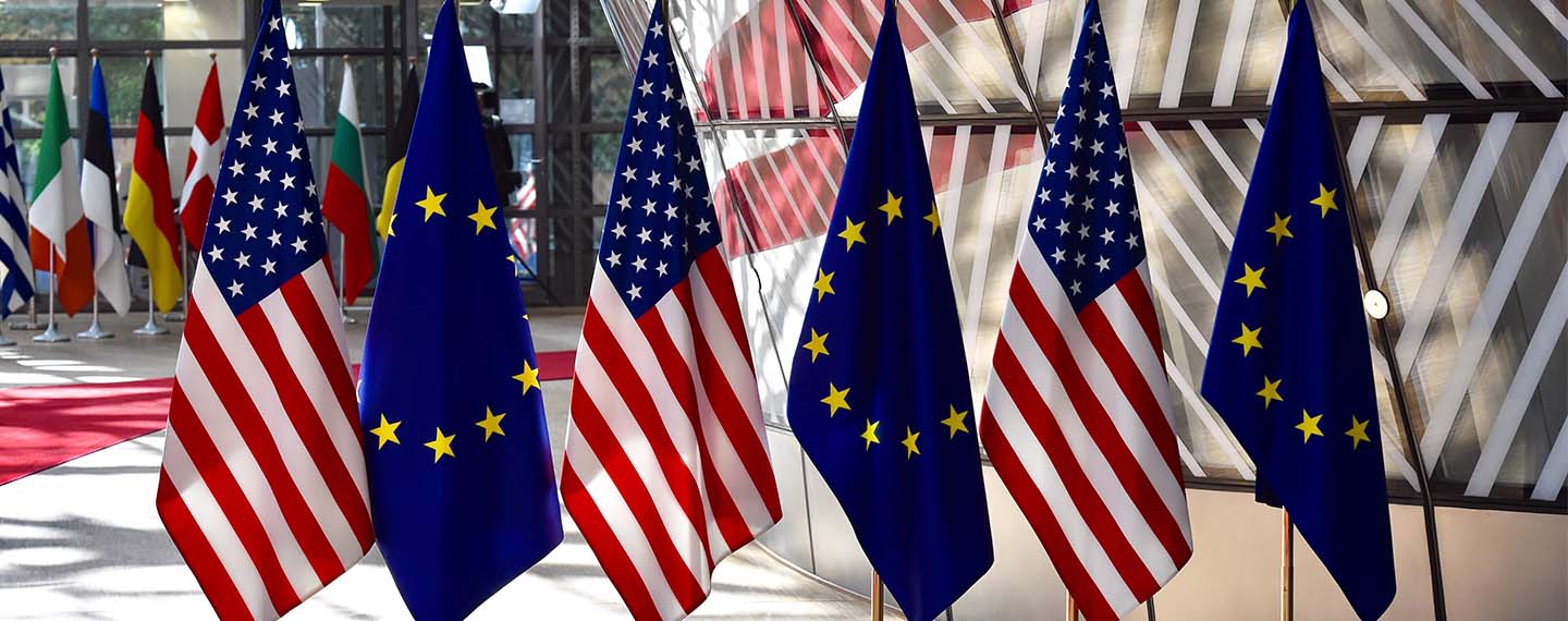 Banderas de la Unión Europea y Estados Unidos en Reunión de dirigentes UE-EEUU de 2017.
