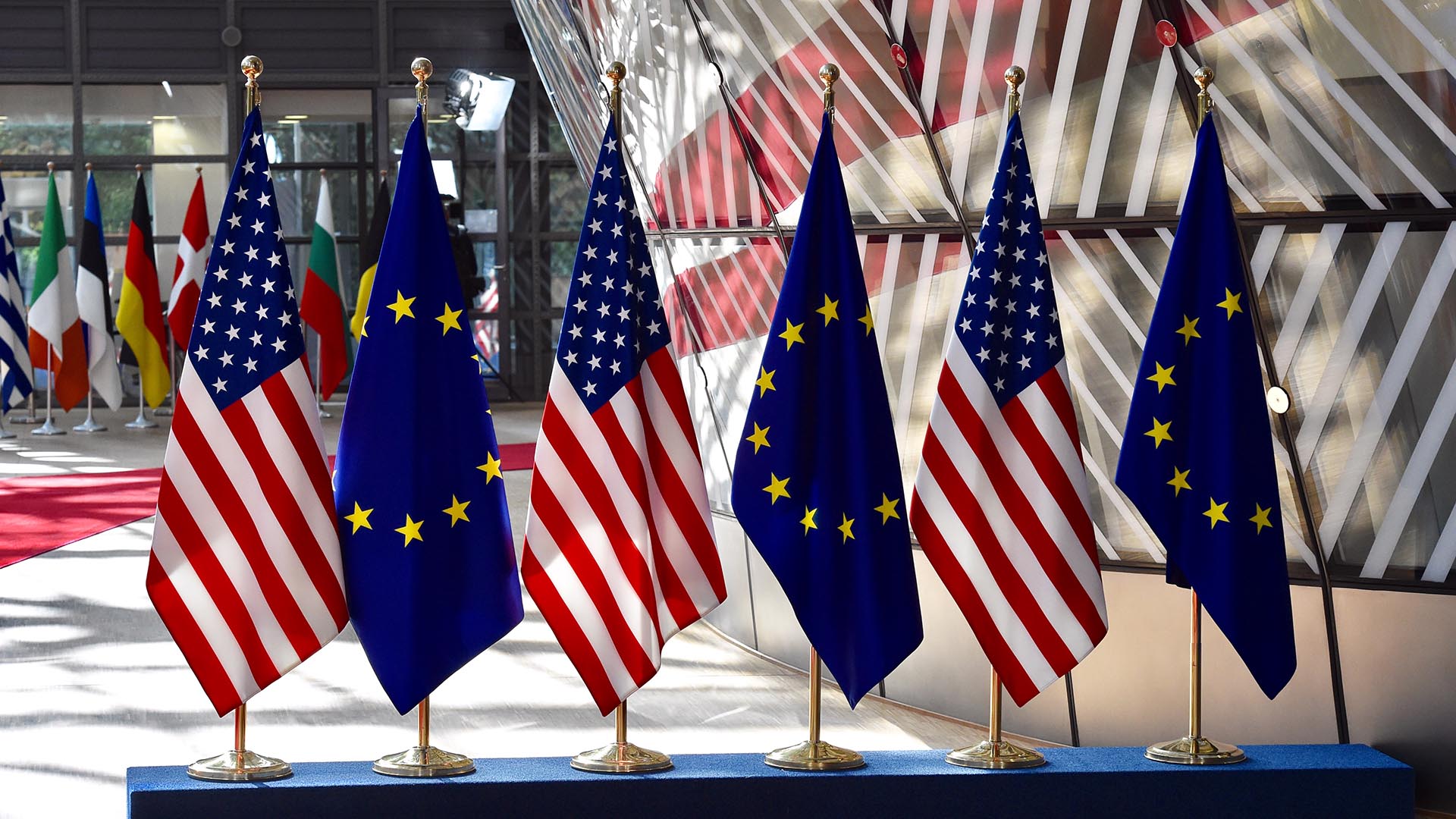 Banderas de la Unión Europea y Estados Unidos alineadas en sus mástiles en la entrada del Parlamento Europeo durante una reunión de dirigentes en 2017