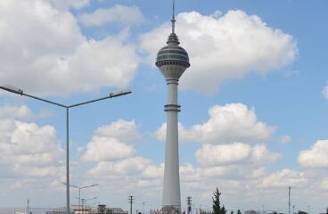 Torre de televisión en Beylikduzu, Estambul.