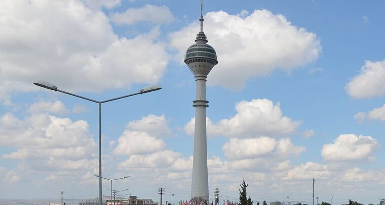 Torre de televisión en Beylikduzu, Estambul.