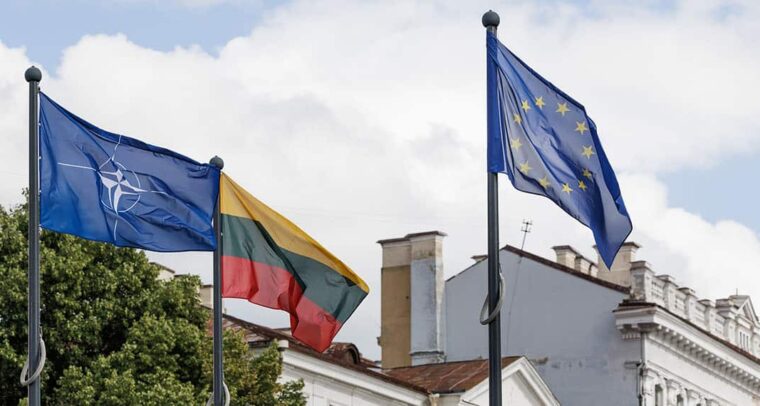 Banderas de la OTAN, la UE y Lituania en Vilna.