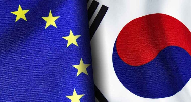 Banderas de la Unión Europea y de Corea del Sur, una al lado de la otra