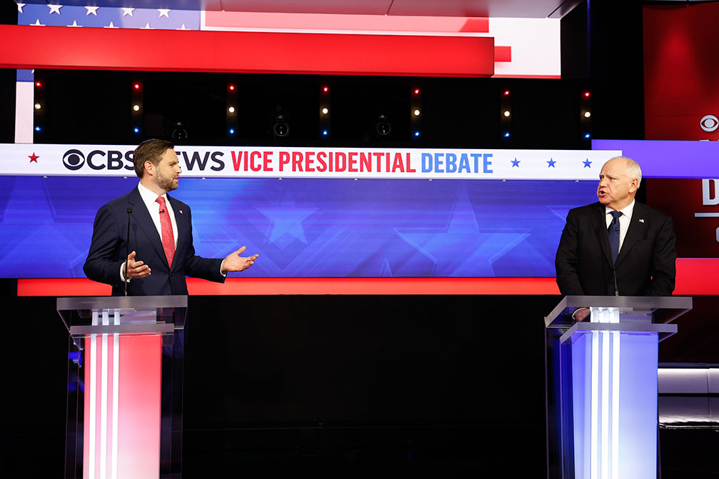 A la izquierda, el candidato republicano a la vicepresidencia, el senador JD Vance. A la derecha: el candidato demócrata a la vicepresidencia, el gobernador de Minnesota Tim Walz. Ambos participan en un debate en el CBS Broadcast Center el 1 de octubre de 2024 en Nueva York. Foto: Anna Moneymaker / Getty Images