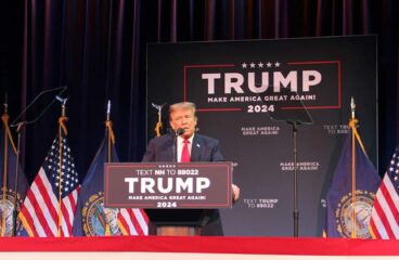 Donald Trump en un mitin de campaña en el Rochester Opera House de Rochester, Nuevo Hampshire.