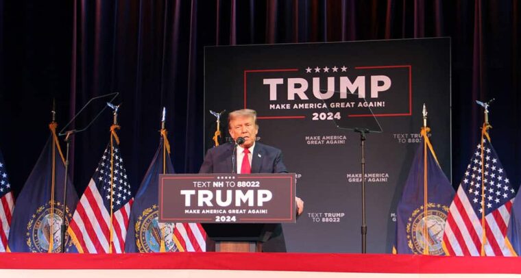 Donald Trump en un mitin de campaña en el Rochester Opera House de Rochester, Nuevo Hampshire.