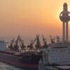 Remolcadores y barcos de carga amarrados a lo largo del muelle del puerto de Yeda (Arabia Saudí). La foto es de un carguero de la compañía francesa CMA-CGM, CMA-CGM. El buque tenía 350 m de eslora, procedía de Shanghái y se dirigía a Italia por Suez. a Italia por el canal de Suez Inseguridad marítima