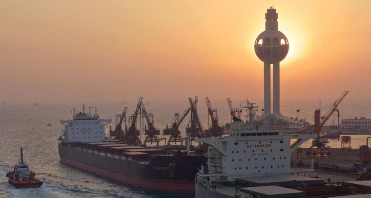 Remolcadores y barcos de carga amarrados a lo largo del muelle del puerto de Yeda (Arabia Saudí). La foto es de un carguero de la compañía francesa CMA-CGM, CMA-CGM. El buque tenía 350 m de eslora, procedía de Shanghái y se dirigía a Italia por Suez. a Italia por el canal de Suez Inseguridad marítima