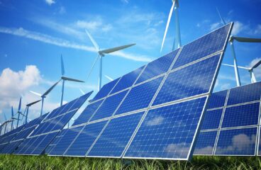 Paneles solares y turbinas eólicas en un parque renovable. Diplomacia energética y climática