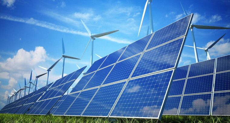 Paneles solares y turbinas eólicas en un parque renovable. Diplomacia energética y climática
