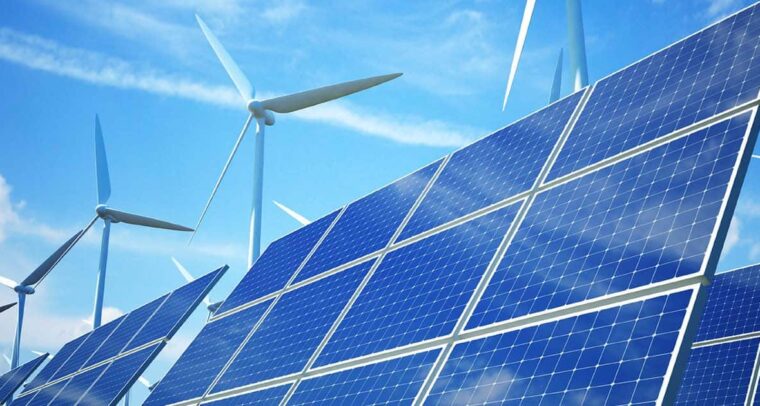Paneles solares y turbinas eólicas en un parque renovable. Diplomacia energética y climática