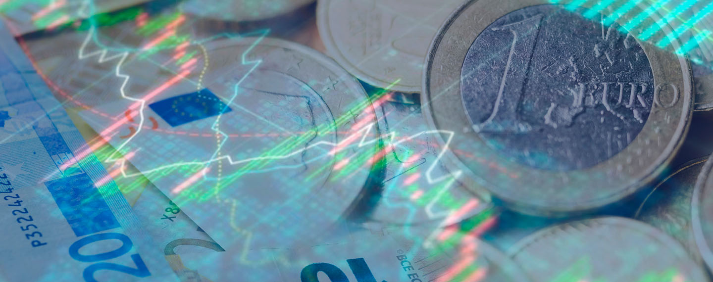 Fondo difuminado de euros en papel (20 y 10 euros) y en monedas (1 euro) y gráficos de líneas y barras que simbolizan ciclos económicos. Deuda pública