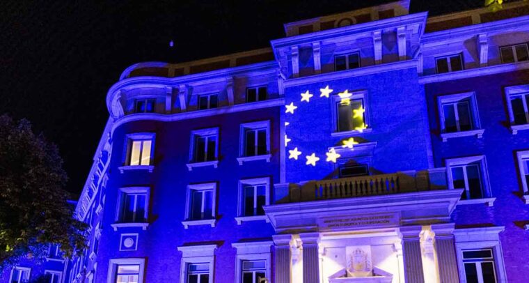 Ministerio de Asuntos Exteriores en Madrid, España, iluminado con los colores de la bandera de la Unión Europea.