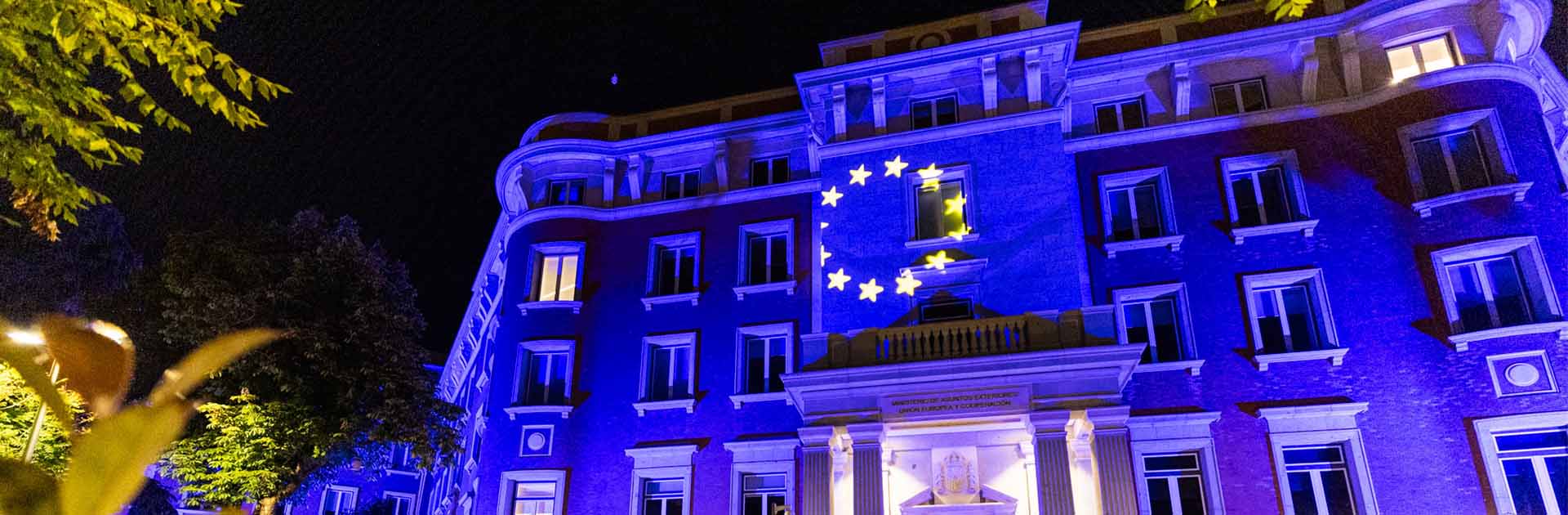 Ministerio de Asuntos Exteriores en Madrid, España, iluminado con los colores de la bandera de la Unión Europea.