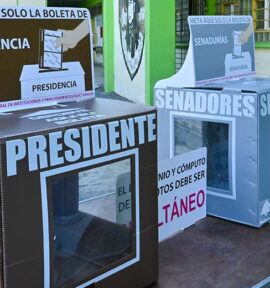Urnas electorales federales listas para recibir votos en Ciudad de México, México.