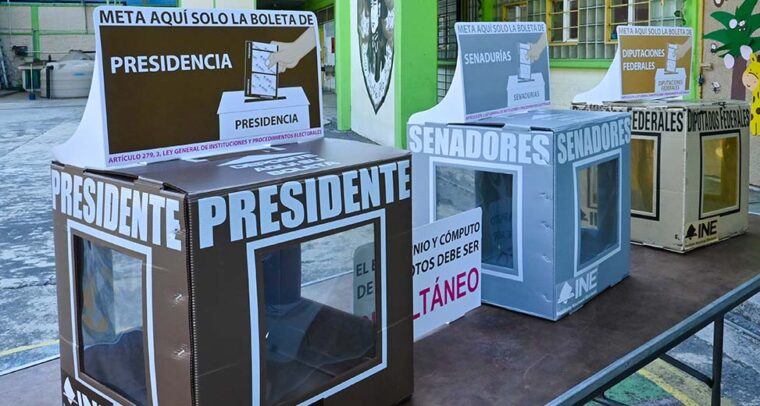 Urnas electorales federales listas para recibir votos en Ciudad de México, México.