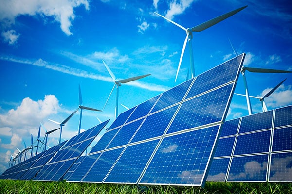 Paneles solares y turbinas eólicas en un parque renovable. Diplomacia energética y climática