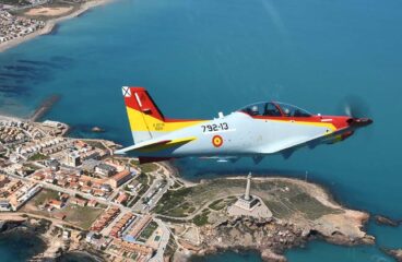 Avión Pilatus E-27 del Ejército del Aire y del Espacio sobrevolando el litoral Mediterráneo en Cabo de Palos y la Manga, Murcia.