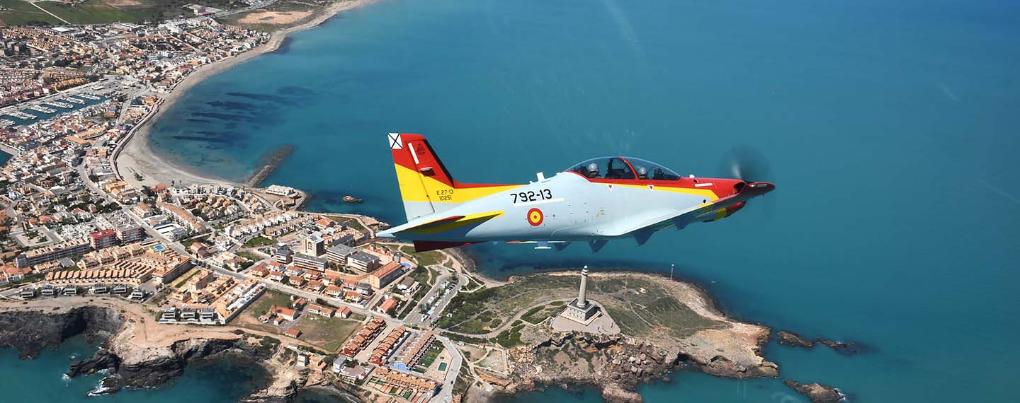Avión Pilatus E-27 del Ejército del Aire y del Espacio sobrevolando el litoral Mediterráneo en Cabo de Palos y la Manga, Murcia.