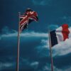 Banderas de Reino Unido y Francia hondeando.