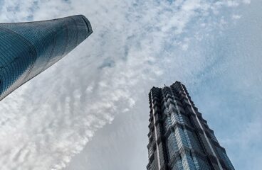 Vista hacia arriba de la Torre de Shanghái, el Centro Financiero Mundial de Shanghái y la Torre Jin Mao.
