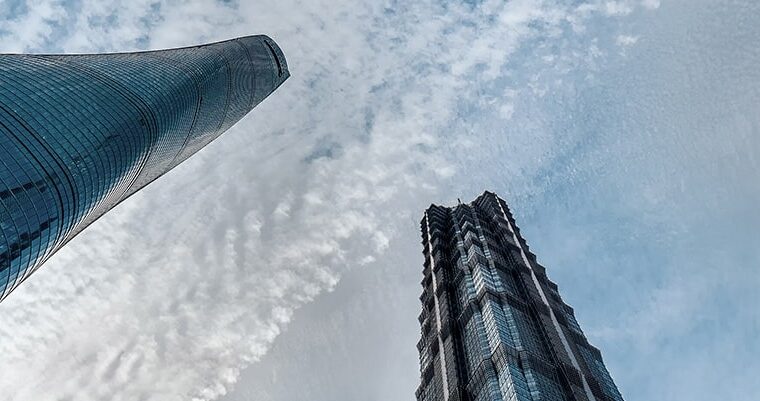 Vista hacia arriba de la Torre de Shanghái, el Centro Financiero Mundial de Shanghái y la Torre Jin Mao.