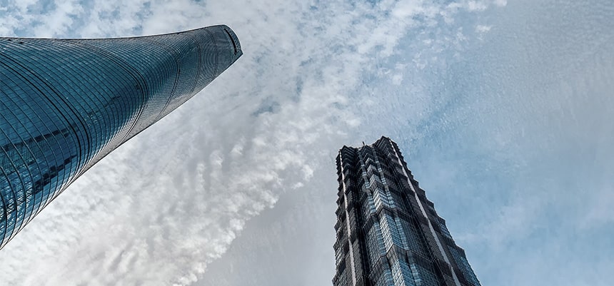 Vista hacia arriba de la Torre de Shanghái, el Centro Financiero Mundial de Shanghái y la Torre Jin Mao.