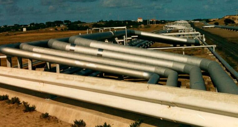 Oleoducto en la región de Sines, en Portugal. Relaciones EEUU-UE