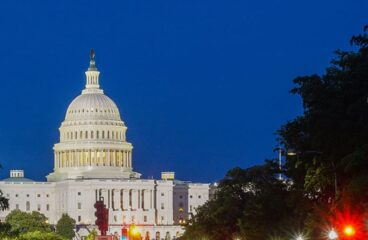 Sede del Capitolio de Estados Unidos en Washington D.C de noche. Kamala Harris y JD Vance