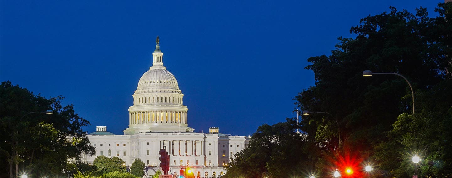 Sede del Capitolio de Estados Unidos en Washington D.C de noche. Kamala Harris y JD Vance