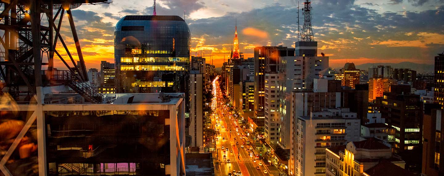 Vista de la Avenida Paulista en São Paulo (Brasil) al atardecer. La ciudad de São Paulo concentra el primer ecosistema latinoamericano de startups