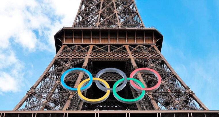 Anillos de los Juegos Olímpicos en la Torre Eiffel durante los preparativos de París 2024