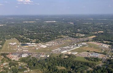 Vista aérea del aeropuerto de Butler el día del mitin de Donald Trump (14/07/2024). Foto: Designism (Wikimedia Commons / CC0)