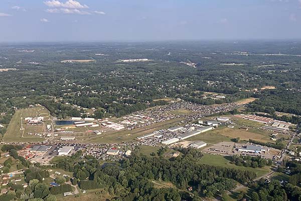 Vista aérea del aeropuerto de Butler el día del mitin de Donald Trump (14/07/2024). Foto: Designism (Wikimedia Commons / CC0)